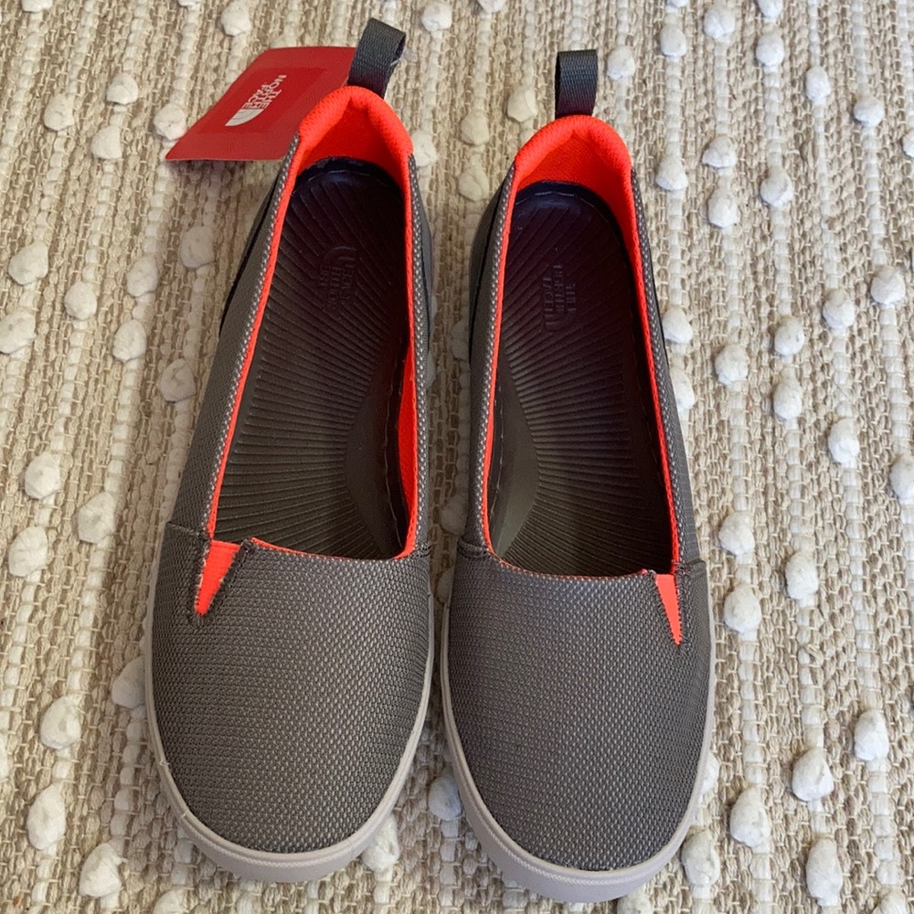 The North Face “Base Camp Lite Skimmer II” size 8 NWT